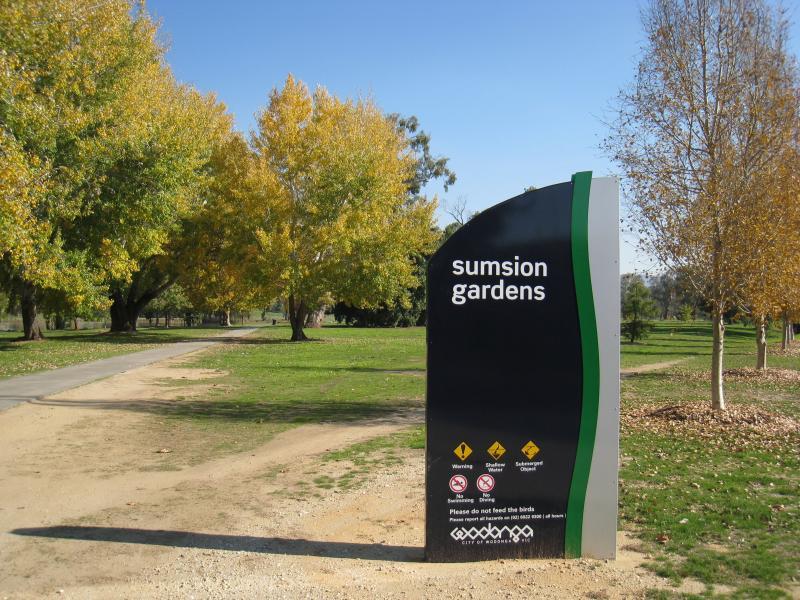 Wodonga - Sumsion Gardens: Sumsion Gardens sign, north side of lake off Reuss Rd