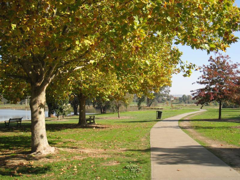 Wodonga - Sumsion Gardens: Pathway along lake's north-western side