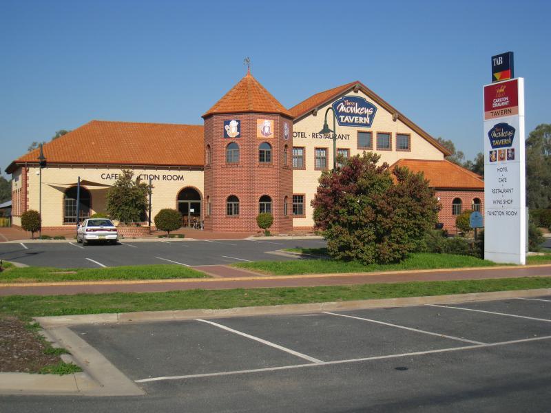 Wodonga - Gateway Village, Gateway Island: Three Monkeys Tavern, Lincoln Causeway