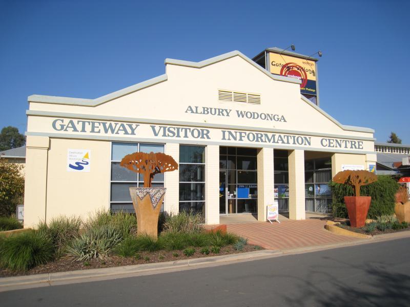 Wodonga - Gateway Village, Gateway Island: Entrance to Gateway Visitor Information Centre
