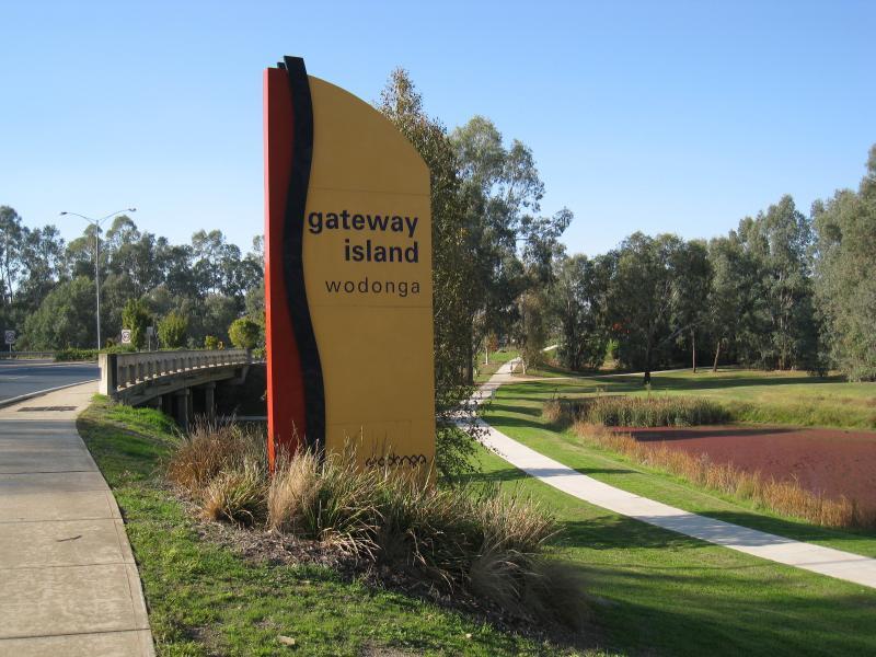 Wodonga - Gateway Village, Gateway Island: View north-east along Lincoln Causeway at Byrne Lagoon