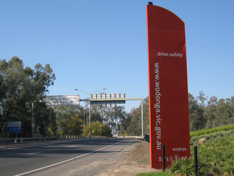 Wodonga - State border between Victoria and New South Wales, Gateway Island: View north-east along Lincoln Causeway towards state border and Union Bridge