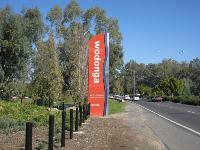 Wodonga - State border between Victoria and New South Wales, Gateway Island: Wodonga City sign, view south-east along Lincoln Causeway south of Union Bridge