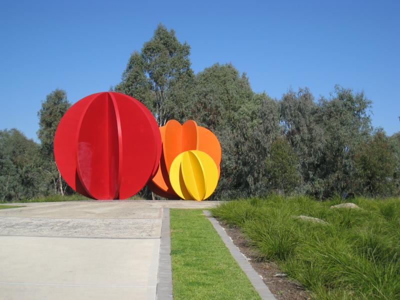Wodonga - State border between Victoria and New South Wales, Gateway Island: Porta sculpture at gardens south of Union Bridge