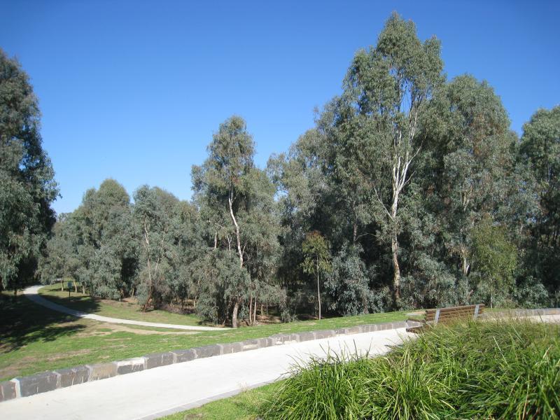 Wodonga - State border between Victoria and New South Wales, Gateway Island: Gardens and bush south of Union Bridge