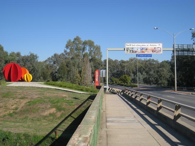 Wodonga - State border between Victoria and New South Wales, Gateway Island: View south-west along Union Bridge towards state border