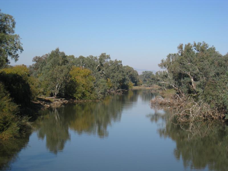 Wodonga - State border between Victoria and New South Wales, Gateway Island: View south along Murray River from Union Bridge