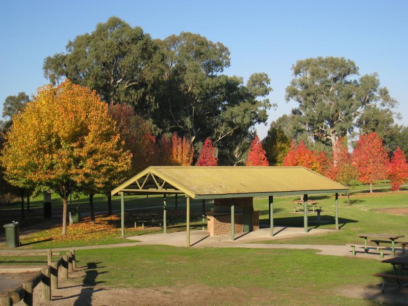 Wodonga - Les Stone Park, corner Lawrence Street and Parkland Drive: BBQ shelter at car park