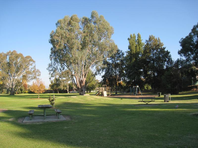 Wodonga - Les Stone Park, corner Lawrence Street and Parkland Drive: Playground