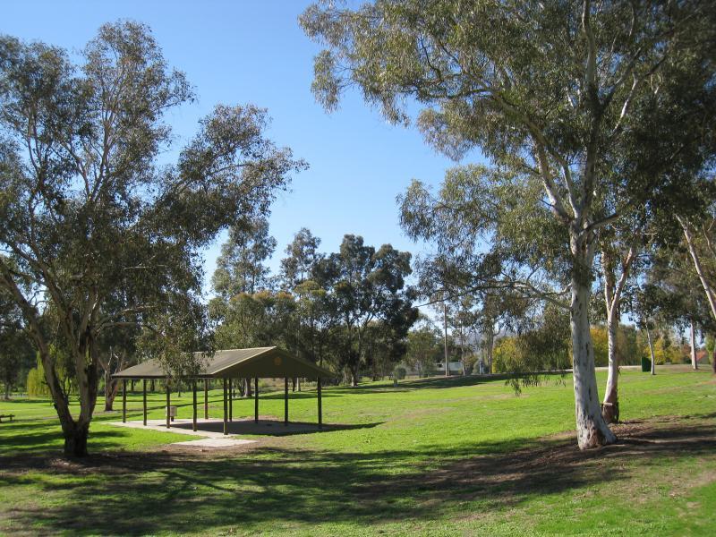 Wodonga - Willow Park, Pearce Street - Shelter and lawns