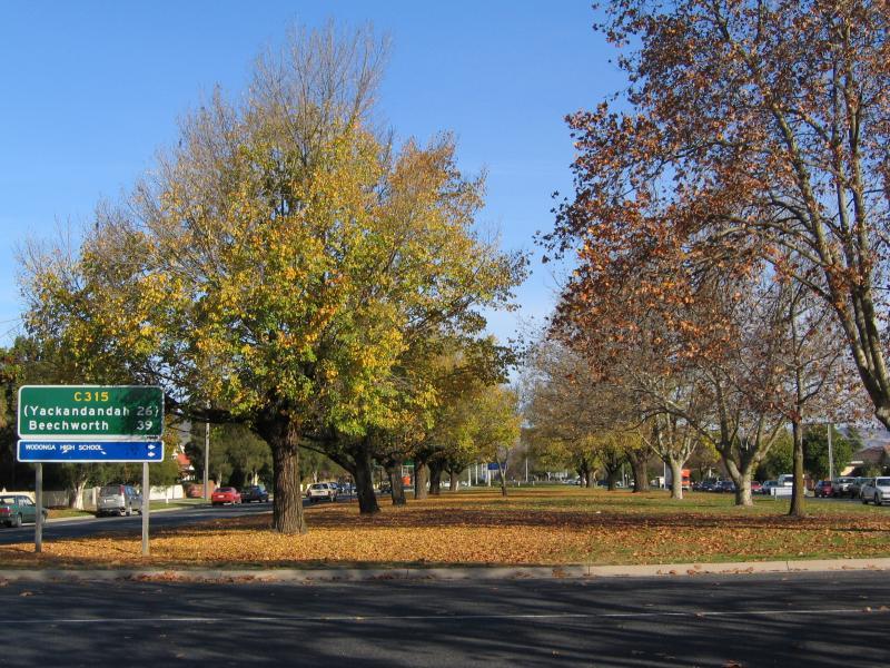 Wodonga - Beechworth Road: View south along Beechworth Rd at Woodland St