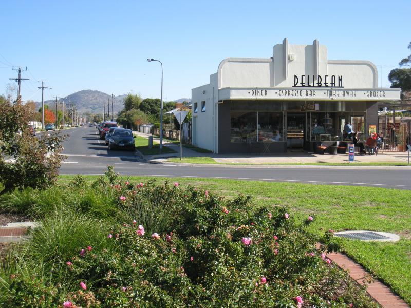 Wodonga - Beechworth Road: Delibean cafe, view west along Wilson St at Beechworth Rd