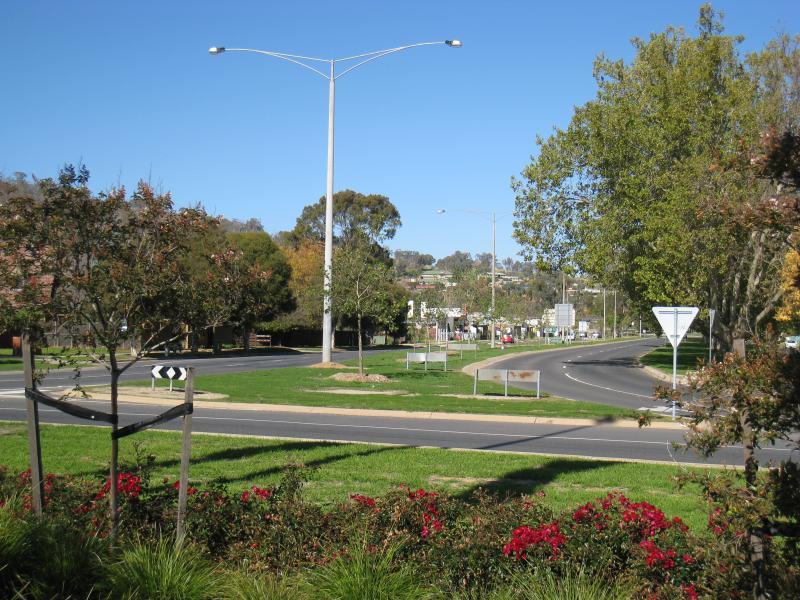 Wodonga - Beechworth Road: View south along Beechworth Rd at Pearce St