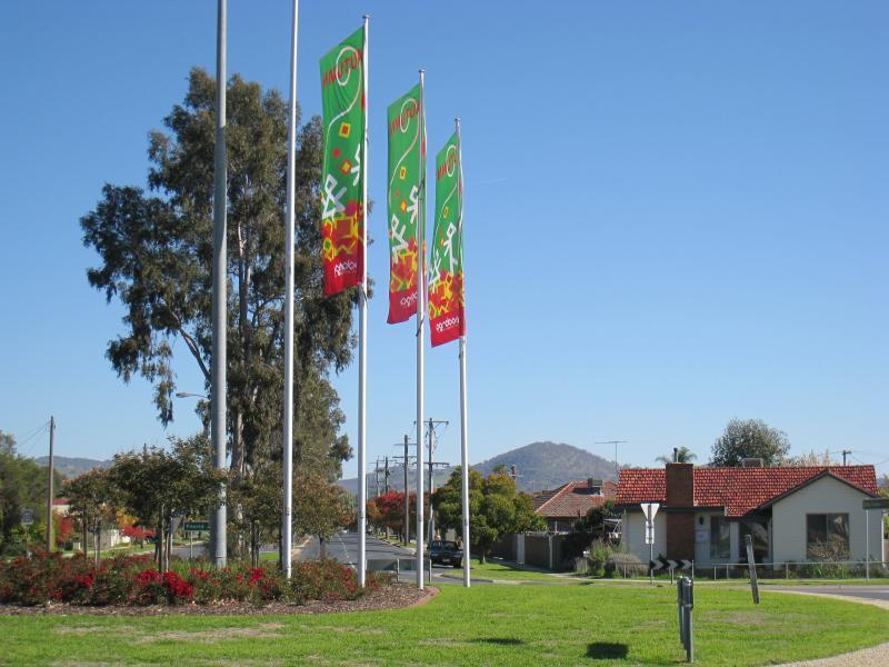Wodonga - Beechworth Road: View west along Pearce St at Beechworth Rd