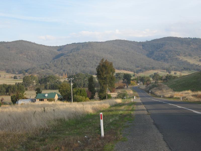 Wodonga - Beechworth Road: View south along Beechworth Rd, north of Boyes Rd