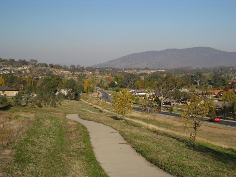 Wodonga - Yarralumba Drive: South-easterly view along path beside Yarralumba Dr towards Jevington Dr