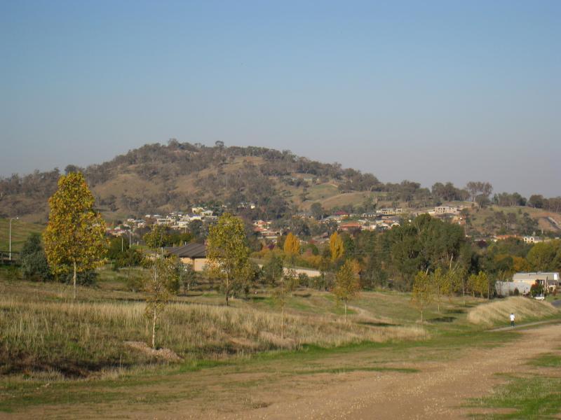 Wodonga - Yarralumba Drive: Easterly view from Yarralumba Dr west of Jevington Dr