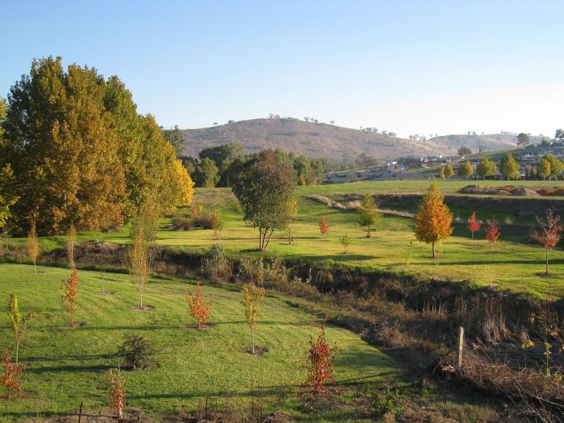 Wodonga - Yarralumba Drive: Southerly view from Yarralumba Dr at Huon Creek