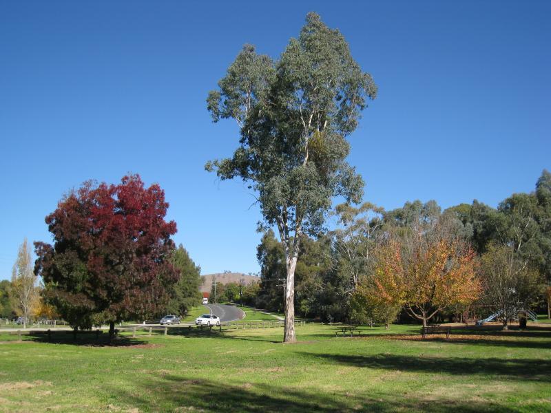 Wodonga - Park beside Huon Creek Road at House Creek and Huon Creek: View south-west through park towards Huon Creek Rd