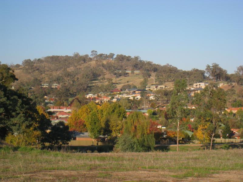 Wodonga - Huon Creek Road: Easterly view from Huon Creek Rd at Yarralumba Dr