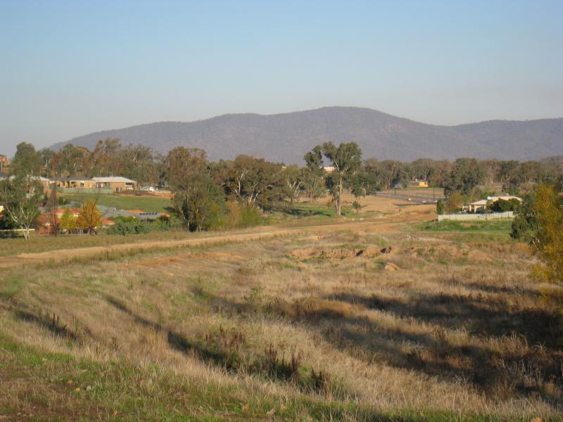 Wodonga - Huon Creek Road - South-easterly view from Huon Creek Rd at Yarralumba Dr
