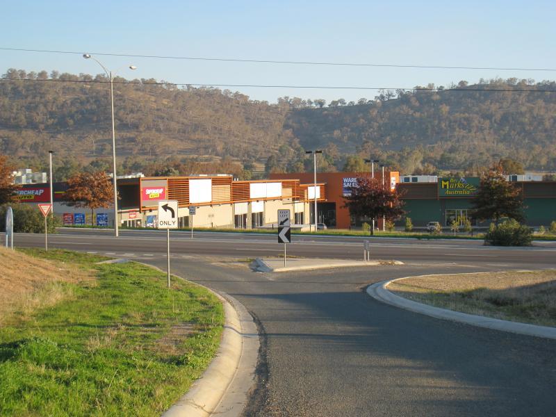 Wodonga - Anzac Parade: Southerly view across Anzac Pde towards showrooms, east of Bandiana Link Rd