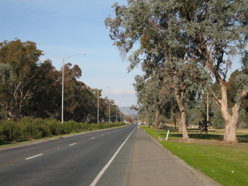 Wodonga - Anzac Parade: View south-east along Anzac Pde, east of Bandiana Link Rd