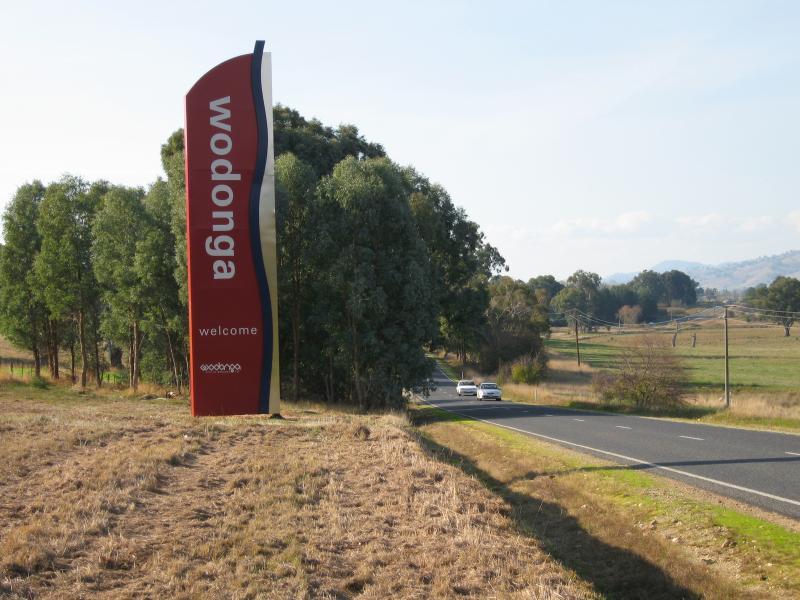 Wodonga - Yackandandah Road, south of Baranduda: City of Wodonga sign, south of Lindsay Rd