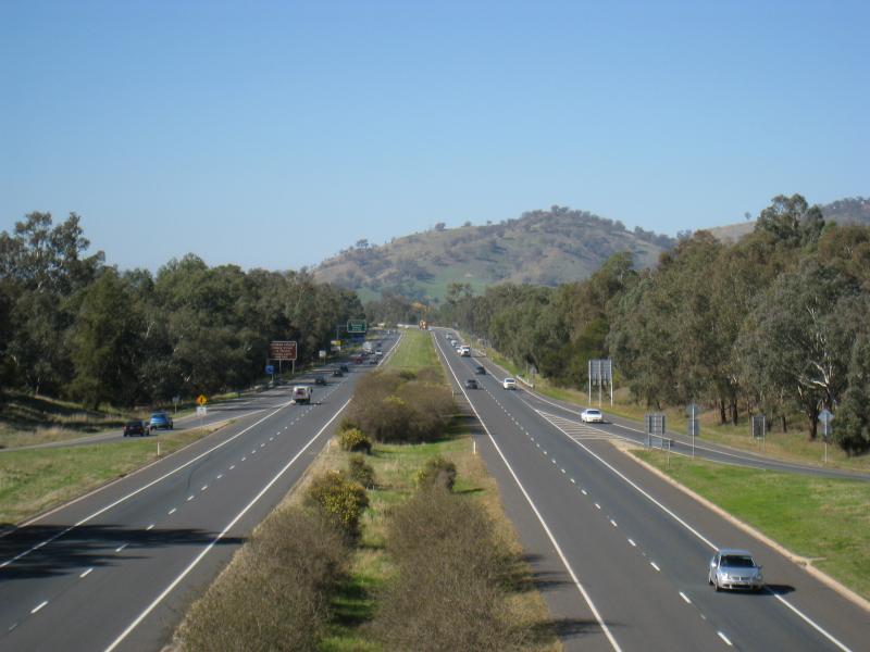 Wodonga - Hume Freeway: View east along Hume Fwy from Melrose Dr overpass
