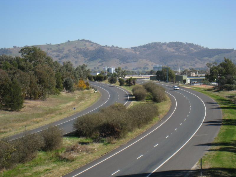 Wodonga - Hume Freeway: View west along Hume Fwy from Melrose Dr overpass