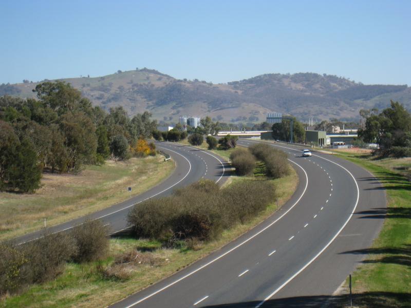 Wodonga - Hume Freeway - View west along Hume Fwy from Melrose Dr overpass