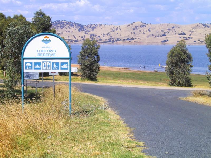 Wodonga - Lake Hume, western shoreline: View down to Lake Hume, Ludlows Reserve, Murray Valley Highway south of Bonegilla