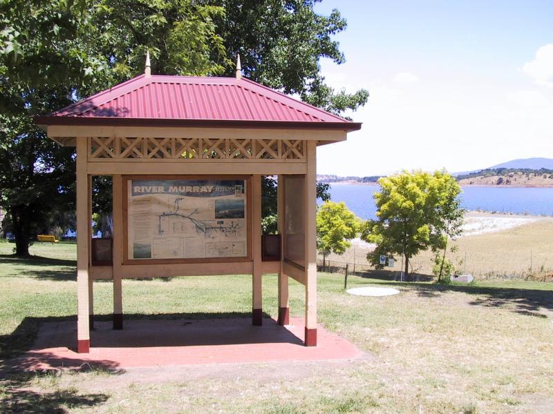 Wodonga - Lake Hume weir and surroundings: Picnic area near dam wall