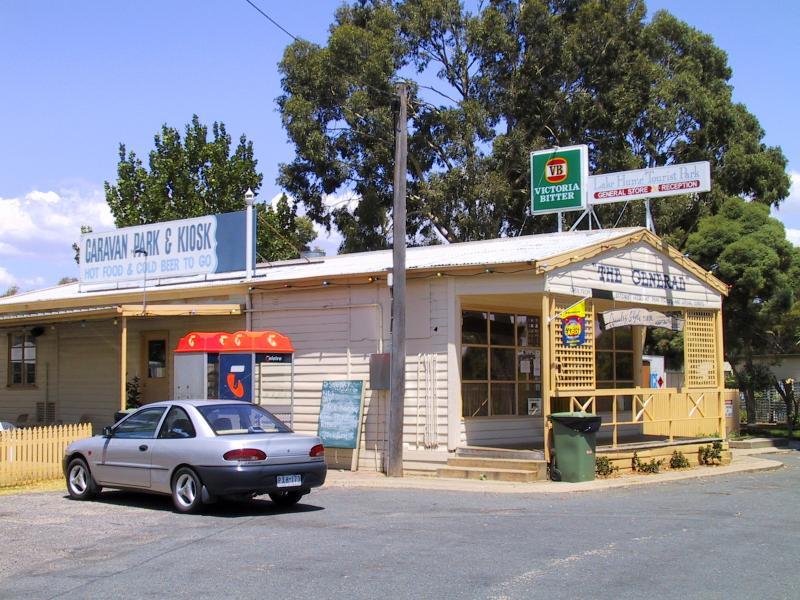 Wodonga - Lake Hume weir and surroundings: General store at Lake Hume Tourist Park