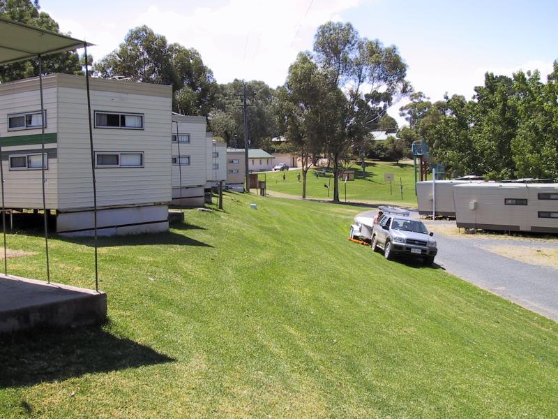 Wodonga - Lake Hume weir and surroundings: Cabins at Lake Hume Tourist Park