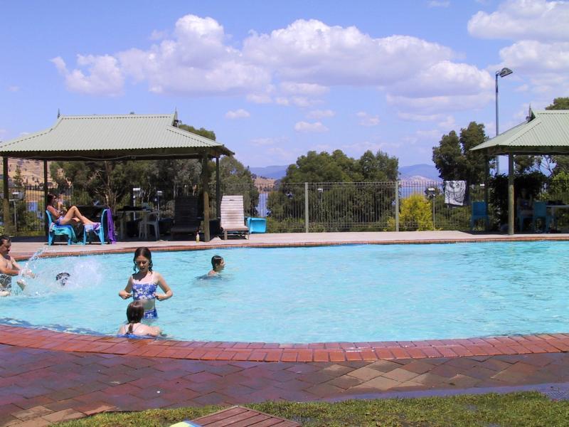 Wodonga - Lake Hume weir and surroundings: Pool at Lake Hume Resort