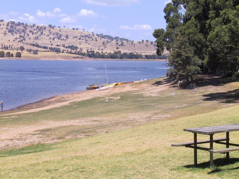 Wodonga - Lake Hume weir and surroundings: View of lake from Lake Hume Tourist Park