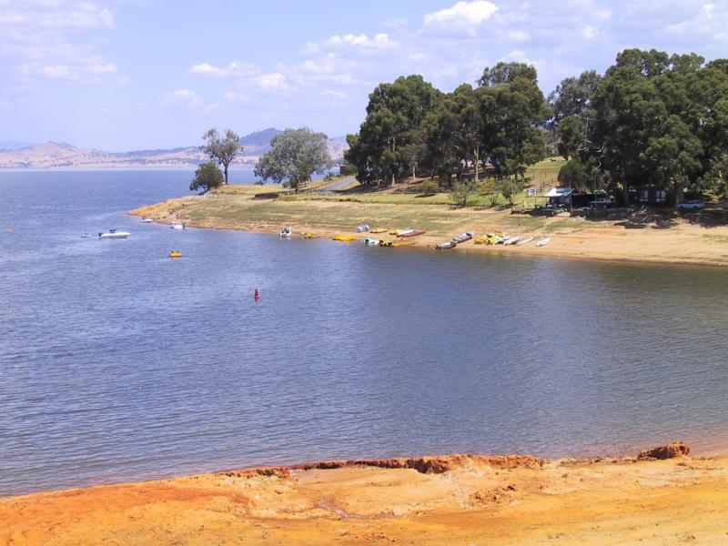 Wodonga - Lake Hume weir and surroundings: View of lake from Lake Hume Tourist Park