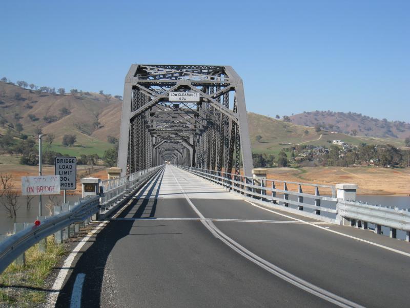Wodonga - Lake Hume at Bethanga Bridge: Entrance to bridge from N.S.W. side of Lake Hume