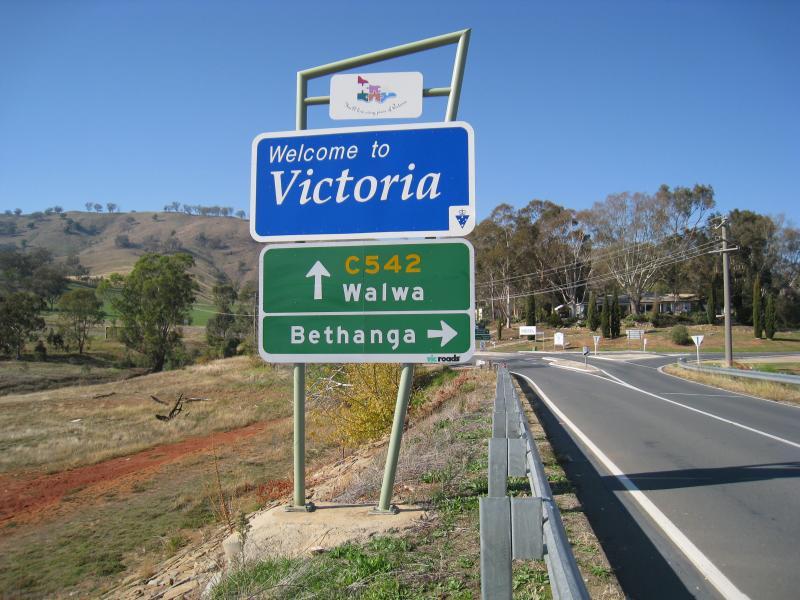 Wodonga - Lake Hume at Bethanga Bridge: At eastern side of bridge, view south-east along Talgarno Rd towards Bethanga Rd