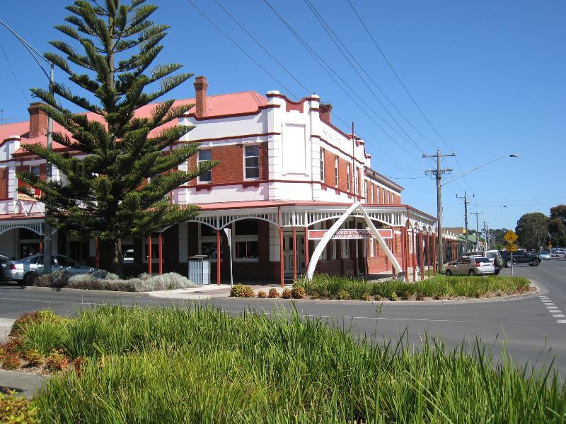 Wonthaggi - Shops and Commercial Centre, Graham Street, McBride Avenue, Murray Street: View west along Murray St towards McBride Av and Wonthaggi Hotel