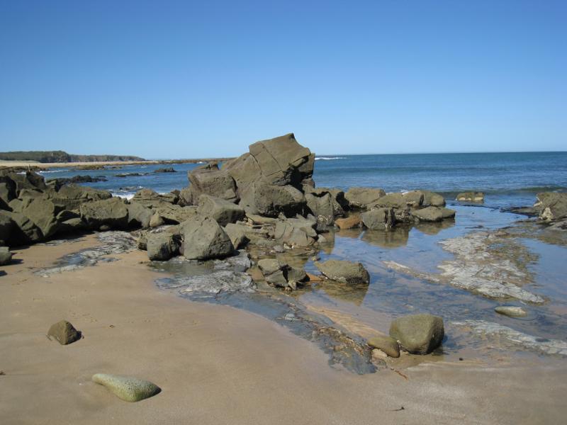 Wonthaggi - Cape Paterson, Bay Beach and boat ramp: Rocks on beach west of boat ramp