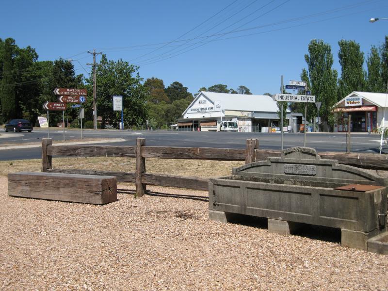 Woodend - Shops and commercial centre, High Street: View west at corner of High St and Urquhart St