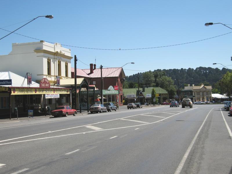 Woodend - Shops and commercial centre, High Street: View north along High St towards Anslow St
