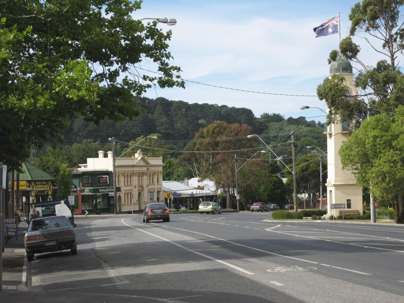 Woodend - Shops and commercial centre, High Street: View north along High St towards Anslow St