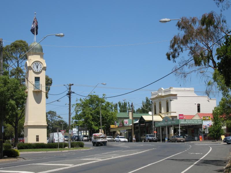 Woodend - Shops and commercial centre, High Street: View south along High St towards Anslow St