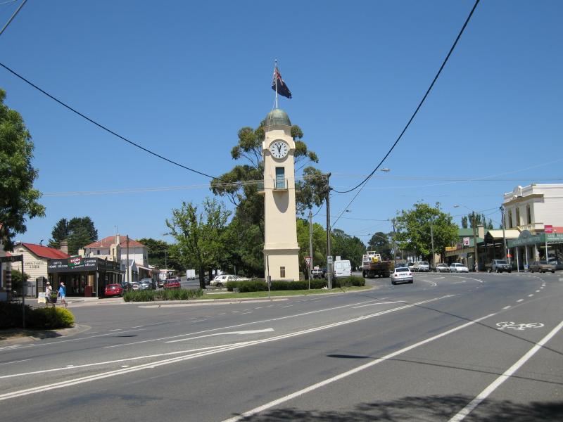 Woodend - Shops and commercial centre, High Street: View south along High St towards Anslow St