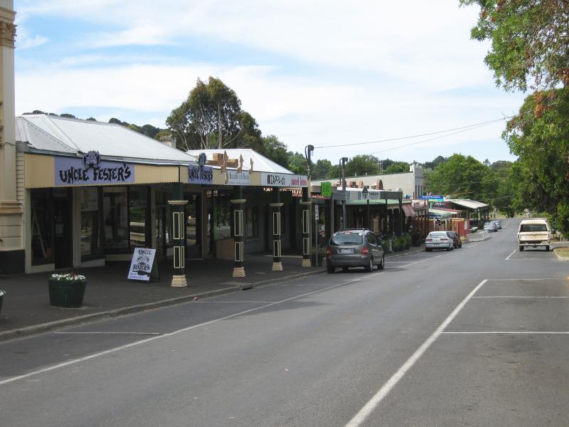 Woodend - Shops and commercial centre, High Street: View north along High St service road between Anslow St and Forest St