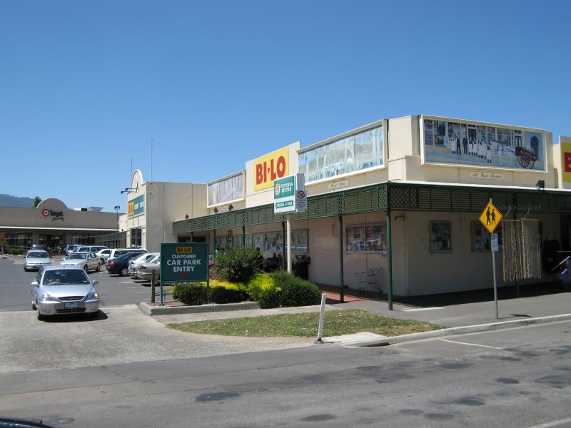 Woodend - Shops and commercial centre, High Street: Supermarket, 19th Hole Shopping Centre
