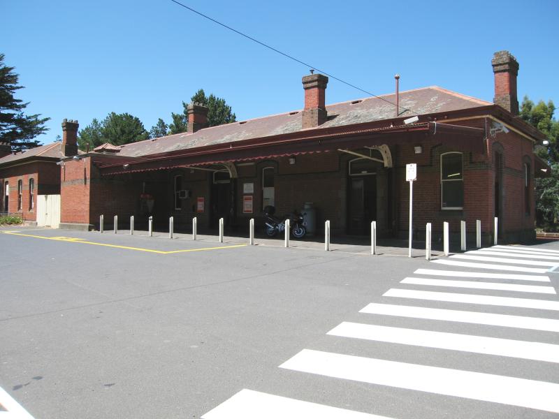 Woodend - Woodend railway station and surroundings: Railway station viewed from car park off Urquhart St